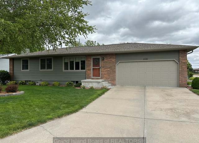 Property at 1121 S Plum St, Grand Island, NE 68801, 4 beds, 2 baths