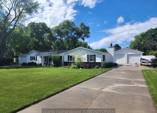 Property at 2512 Pioneer Blvd, Grand Island, NE 68801, 3 beds, 2 baths