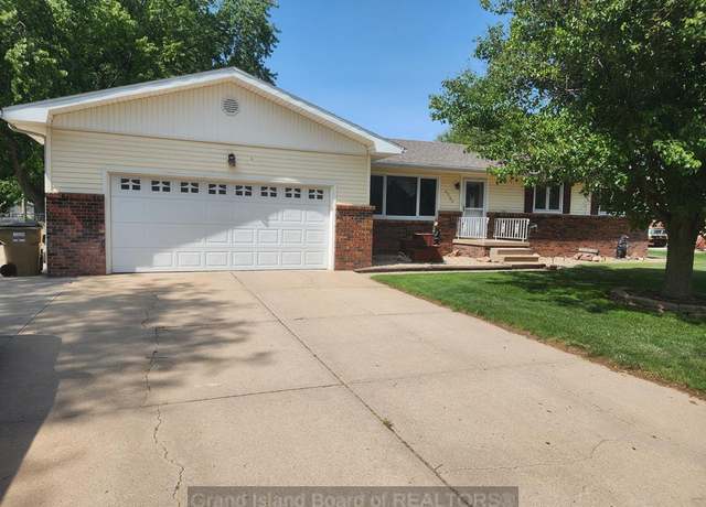 Property at 4242 Spur Ln, Grand Island, NE 68803, 3 beds, 2 baths
