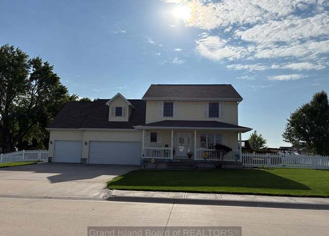 Property at 1403 Morrison Dr, Grand Island, NE 68803, 4 beds, 3.5 baths