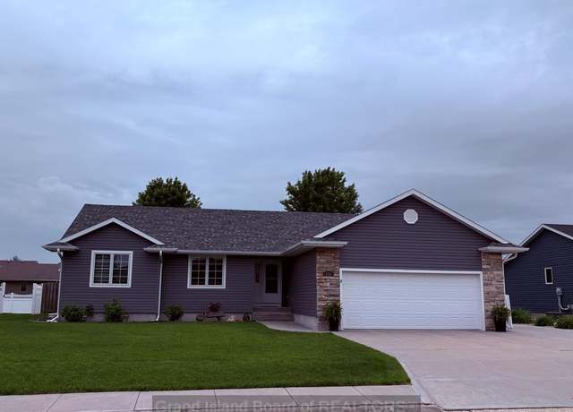 Property at 341 Redwood Rd, Grand Island, NE 68803, 5 beds, 3 baths