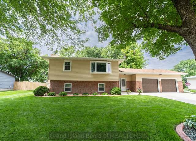 Property at 1924 Freedom Dr, Grand Island, NE 68803, 5 beds, 3 baths
