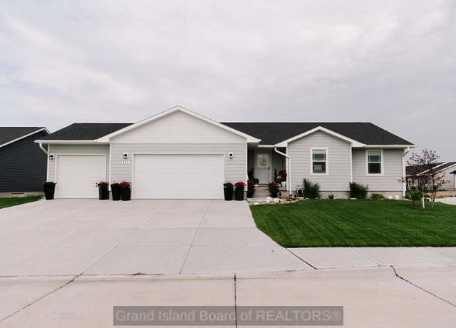 Property at 539 S Little Bluestem Dr, Grand Island, NE 68803, 5 beds, 3 baths
