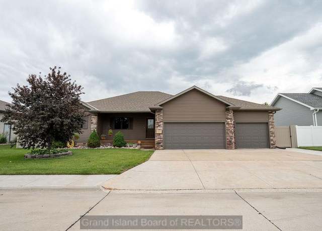 Property at 1135 Stonewood Ave, Grand Island, NE 68803, 5 beds, 3 baths