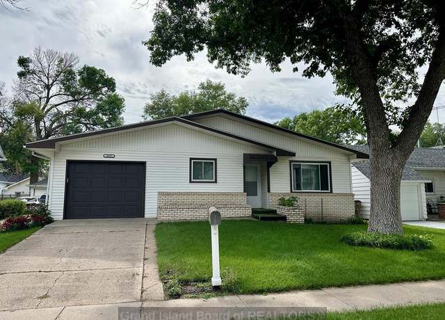 Property at 1017 10th St, Aurora, NE 68818, 2 beds, 2.5 baths