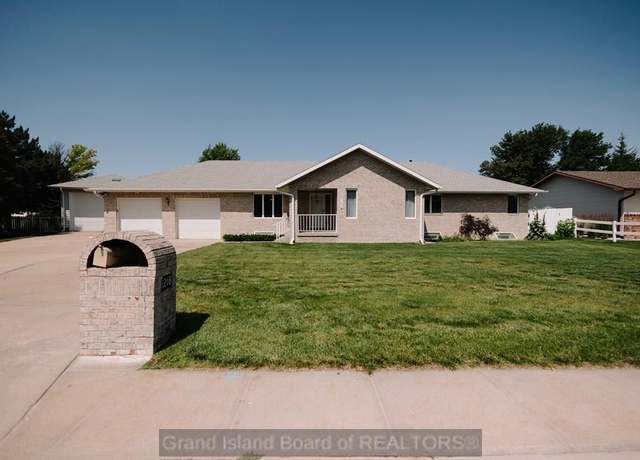 Property at 1218 Plantation Pl, Grand Island, NE 68803, 3 beds, 3.5 baths