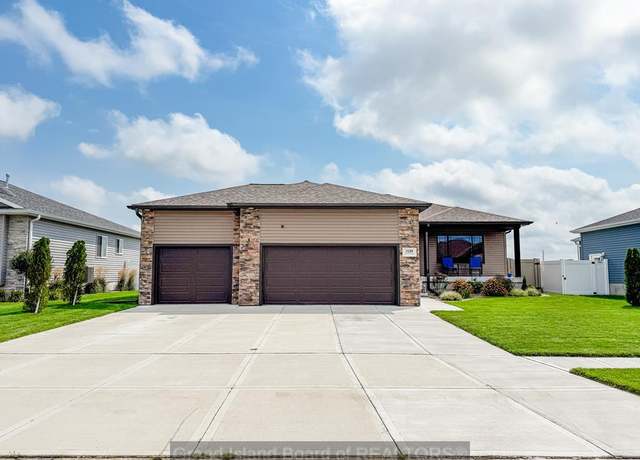 Property at 1539 Stonewood Ave, Grand Island, NE 68803, 5 beds, 3 baths