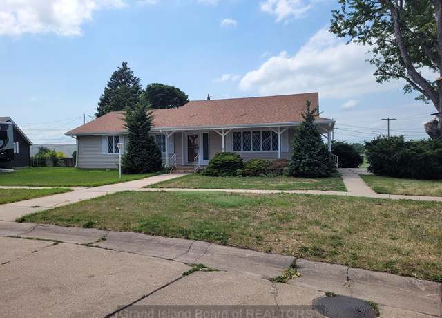 Property at 401 Sunset Dr, Hastings, NE 68901, 3 beds, 2.5 baths