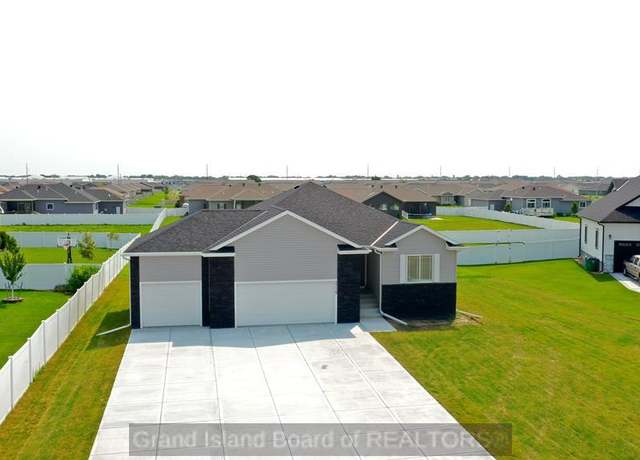 Property at 2115 Pearl Pl, Grand Island, NE 68803, 5 beds, 3 baths