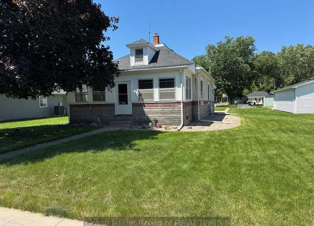 Property at 310 W Eleventh St, Wood River, NE 68883, 3 beds, 1 bath