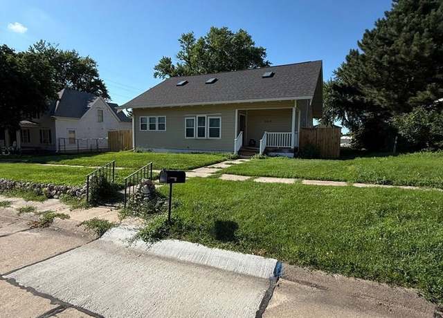 Property at 1617 M St, Aurora, NE 68818, 3 beds, 2 baths