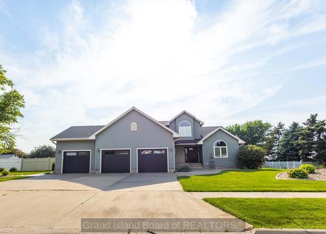 Property at 808 Redwood Rd, Grand Island, NE 68803, 4 beds, 4 baths