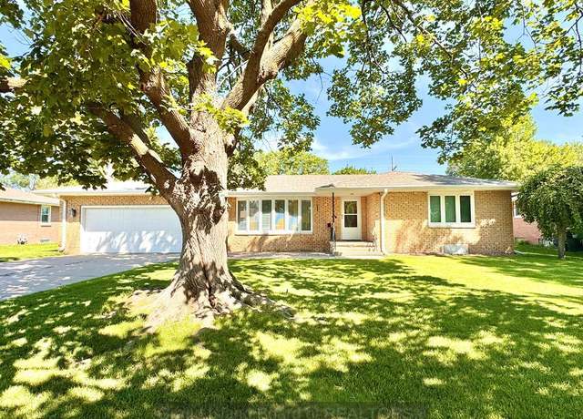 Property at 204 W 20th St, Grand Island, NE 68801, 2 beds, 2 baths