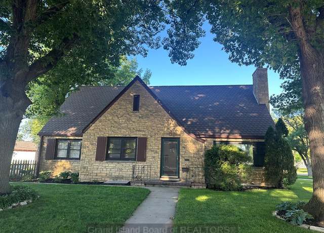 Property at 2003 W Louise St, Grand Island, NE 68803, 5 beds, 2 baths