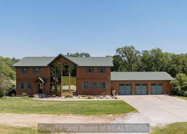 Property at 1910 9th St, Aurora, NE 68818, 4 beds, 3 baths