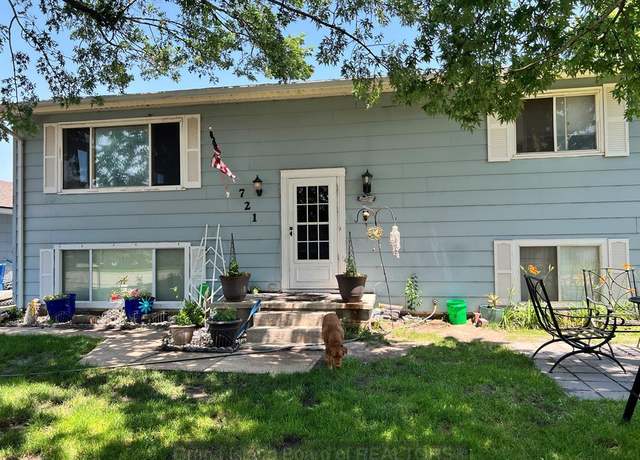Property at 721 Superior St, Grand Island, NE 68801, 5 beds, 2 baths