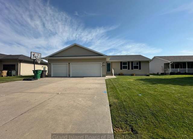 Property at 4075 Lillie Dr, Grand Island, NE 68803, 3 beds, 2 baths