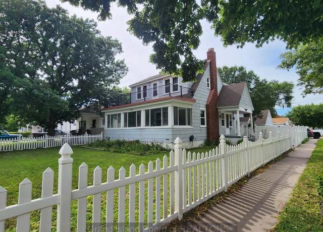 Property at 1404 W John St, Grand Island, NE 68801, 5 beds, 3 baths
