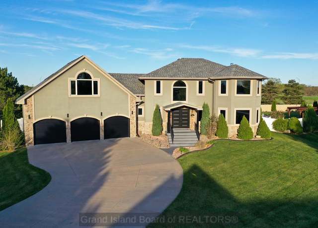 Property at 125 Ponderosa Dr, Grand Island, NE 68803, 5 beds, 4 baths