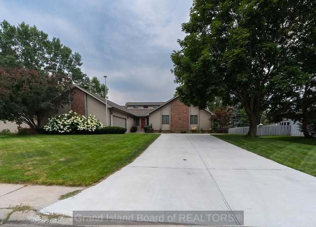 Property at 3127 Woodridge Blvd, Grand Island, NE 68801, 5 beds, 3.5 baths