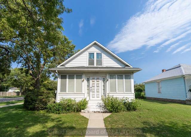 Property at 822 W 5th St, Grand Island, NE 68801, 4 beds, 2.5 baths