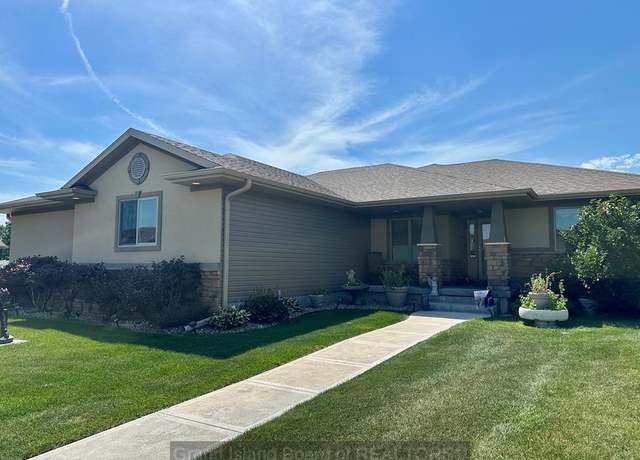 Property at 1604 Meadow Rd, Grand Island, NE 68803, 5 beds, 3.5 baths