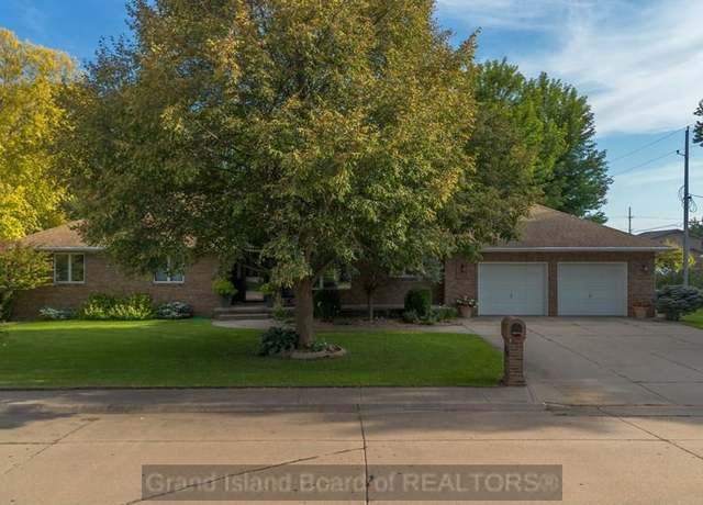 Property at 1613 Spruce Pl, Grand Island, NE 68801, 3 beds, 2.5 baths