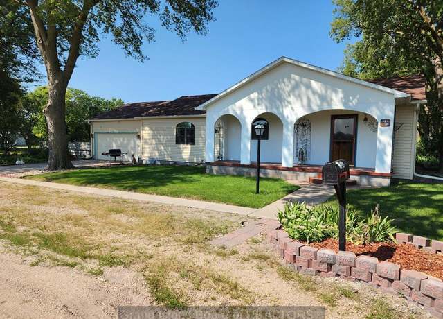 Property at 804 Curtis St, Grand Island, NE 68803, 3 beds, 2.5 baths
