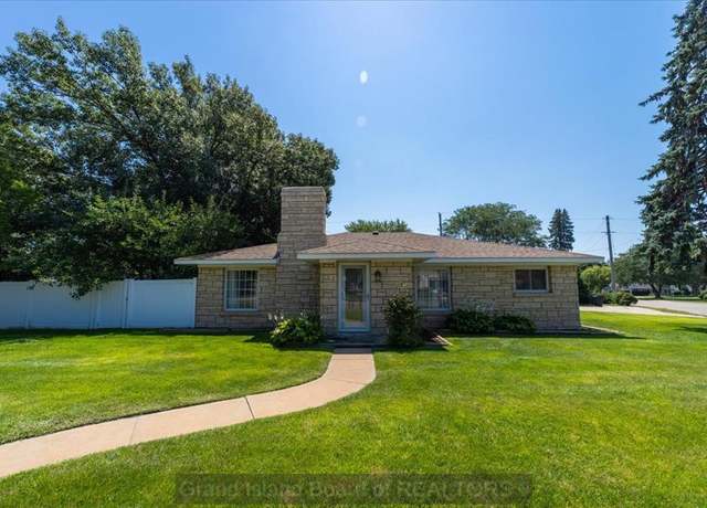 Property at 1725 W Anna St, Grand Island, NE 68803, 3 beds, 2 baths