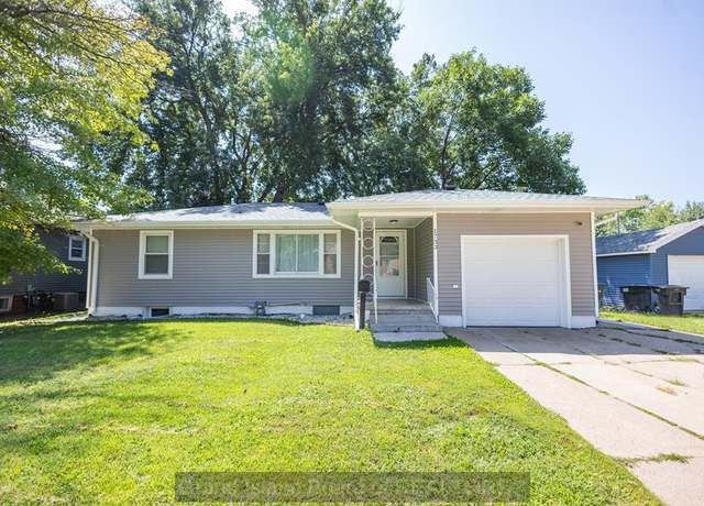 Property at 1733 W 5th St, Hastings, NE 68901, 2 beds, 1.5 baths