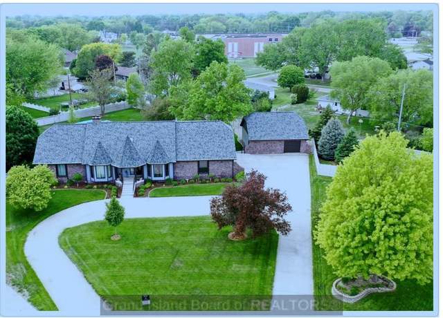 Property at 1610 Parkview Dr, Grand Island, NE 68801, 5 beds, 4 baths