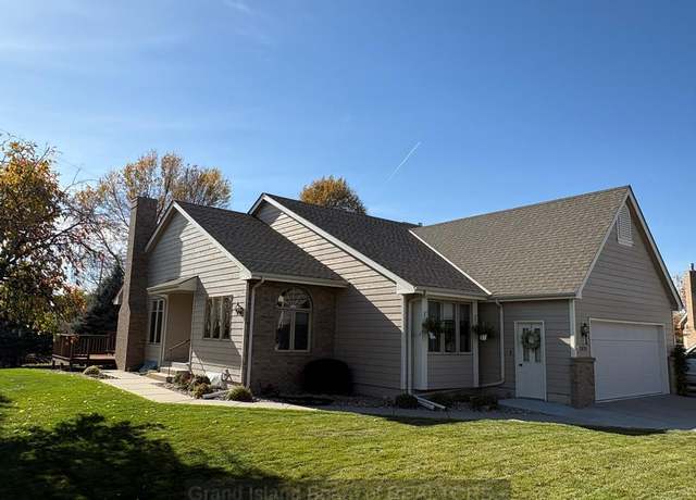 Property at 2828 Lakewood Cir, Grand Island, NE 68801, 2 beds, 3 baths