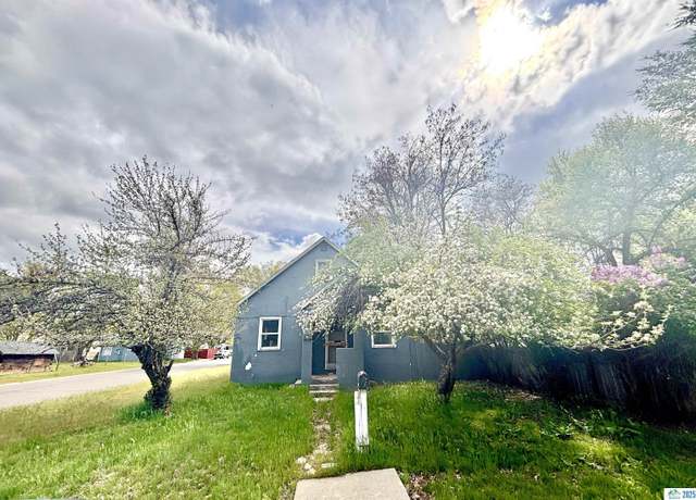 Property at 1418 Fourth St, Susanville, CA 96130, 2 beds, 1 bath