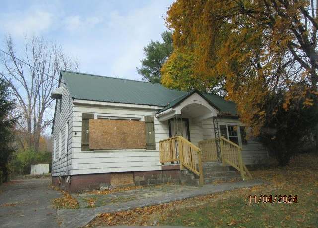 Property at 1273 Riverside Dr, North Tazewell, VA 24630, 3 beds, 1 bath