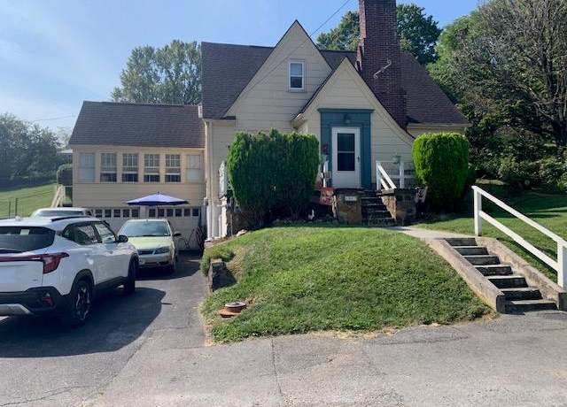 Property at 1907 Tazewell Ave, Bluefield, VA 24605, 3 beds, 2.5 baths
