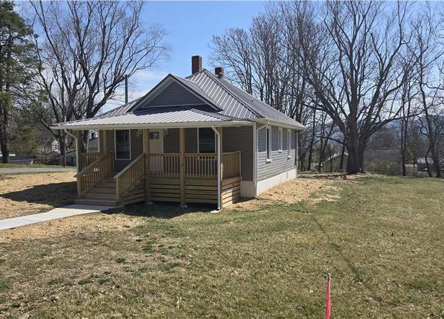 Property at 495 E Jefferson St, Wytheville, VA 24382, 2 beds, 1.5 baths