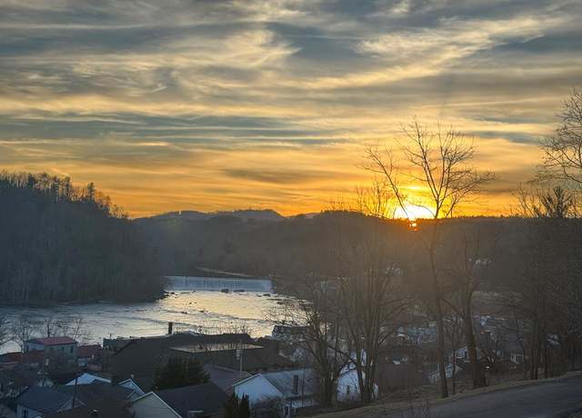 Property at 301 Cliff St, Fries, VA 24330, 1 bed, 1 bath