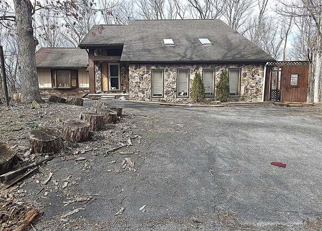Property at 3229 Ridgecrest Rd, Bluefield, WV 24701, 3 beds, 2.5 baths