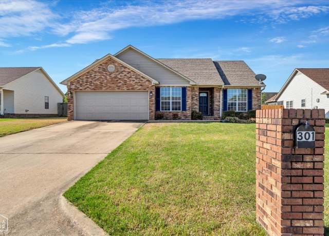 Property at 301 Natchez Dr, Jonesboro, AR 72404, 3 beds, 2 baths