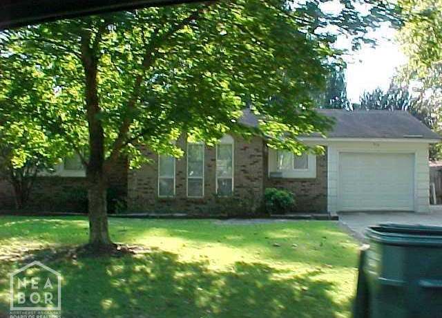 Property at 819 Melody Ln, Blytheville, AR 72315, 3 beds, 3.5 baths