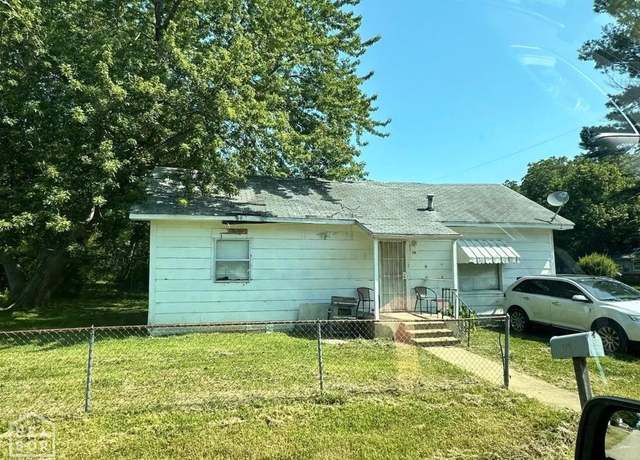 Property at 220 E Center St E, Jonesboro, AR 72401, 3 beds, 1 bath