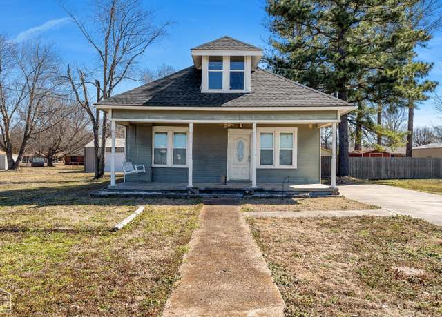 Property at 605 SE 2nd St SE, Hoxie, AR 72433, 4 beds, 2 baths