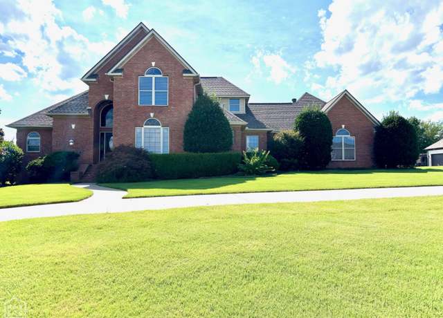 Property at 4220 Clubhouse Dr, Jonesboro, AR 72405, 5 beds, 3.5 baths