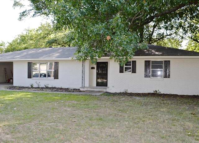 Property at 203 Scott St, Jonesboro, AR 72401, 3 beds, 2 baths