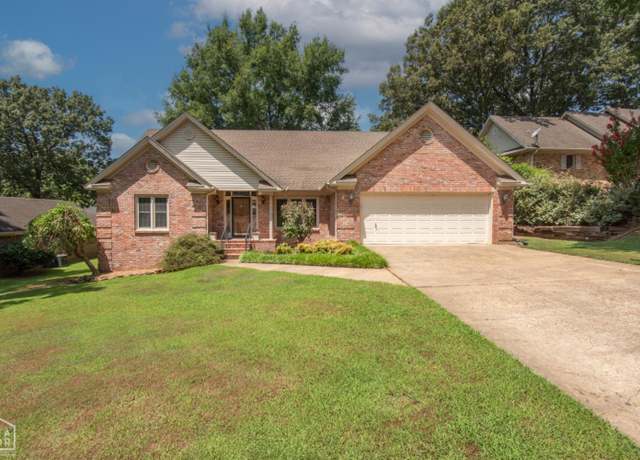 Property at 2205 Oak Hollow Ln, Jonesboro, AR 72401, 4 beds, 3 baths