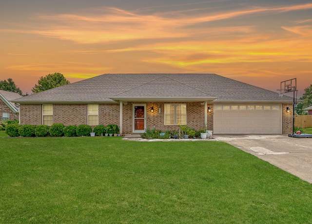 Property at 3204 Stonegate Dr Dr, Paragould, AR 72450, 3 beds, 2 baths