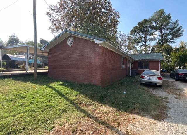 Property at 742 N 2nd St N, Paragould, AR 72450, 3 beds, 2 baths