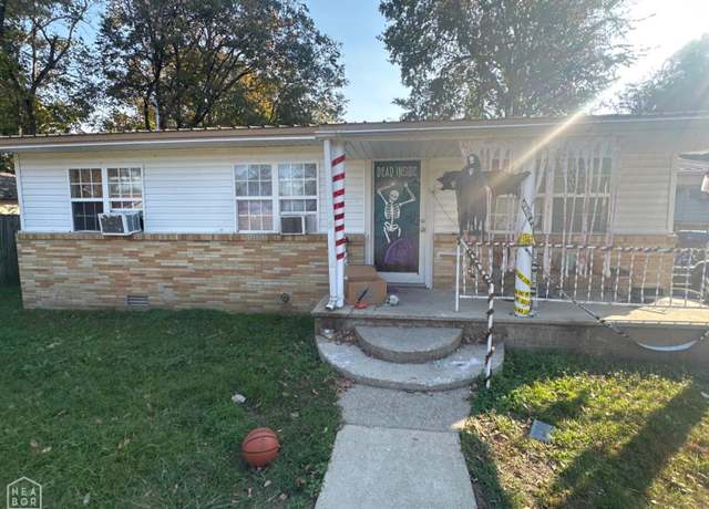 Property at 1302 E Court St E, Paragould, AR 72450, 4 beds, 2 baths