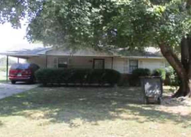 Property at 604 Meadowbrook St, Jonesboro, AR 72401, 3 beds, 2 baths