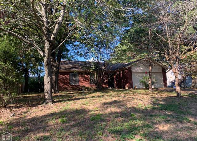Property at 3808 Sunset Dr, Jonesboro, AR 72405, 4 beds, 2 baths